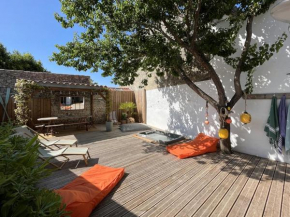 Maison Rénovée avec Jacuzzi et Cuisine d'Été au Centre du Village - FR-1-434-97